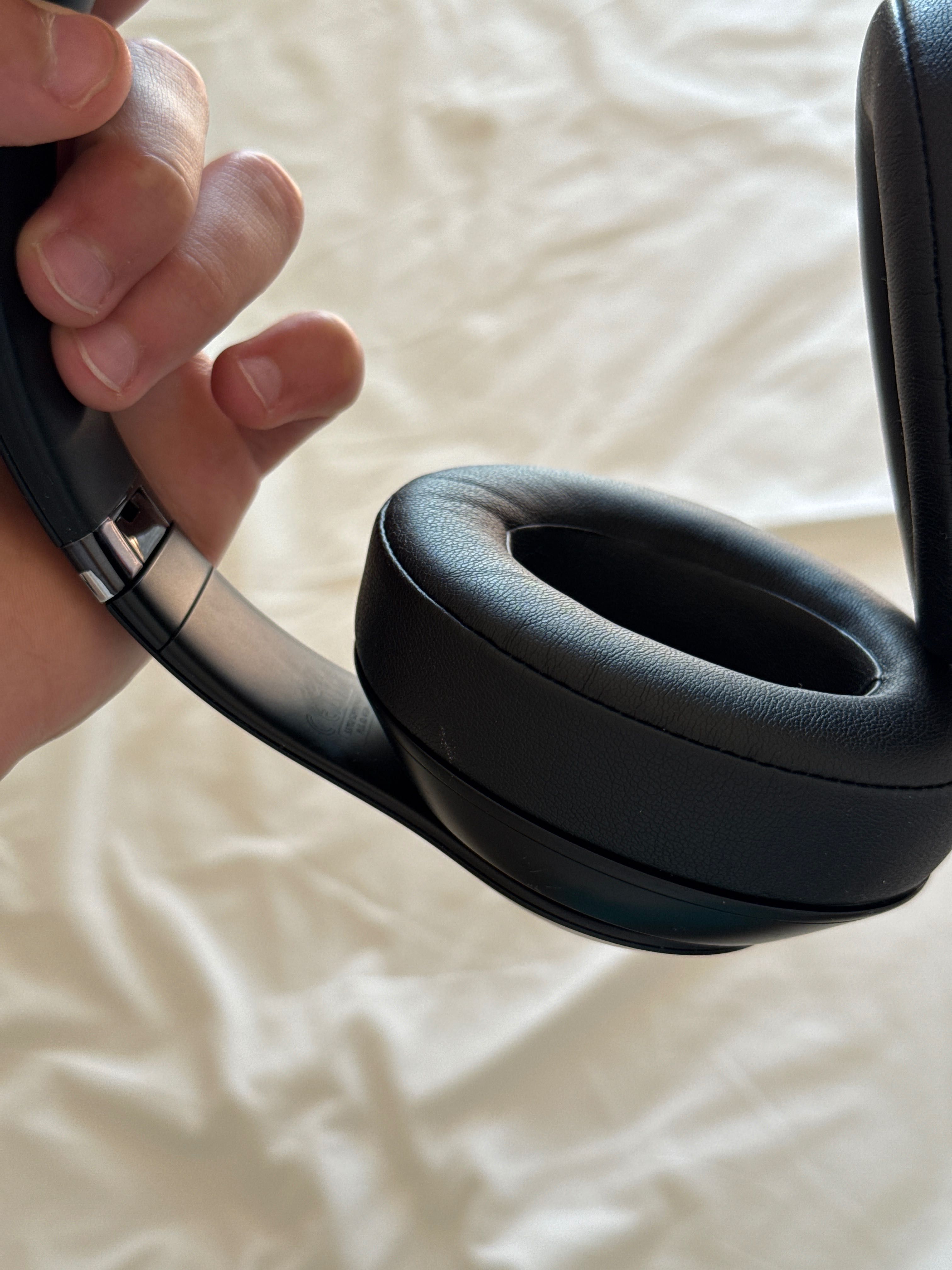 Auscultadores Beats Studio Pro Wireless Fones premium más com defeito