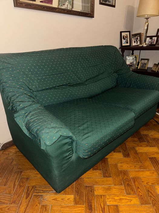 Sofá verde de dois lugares