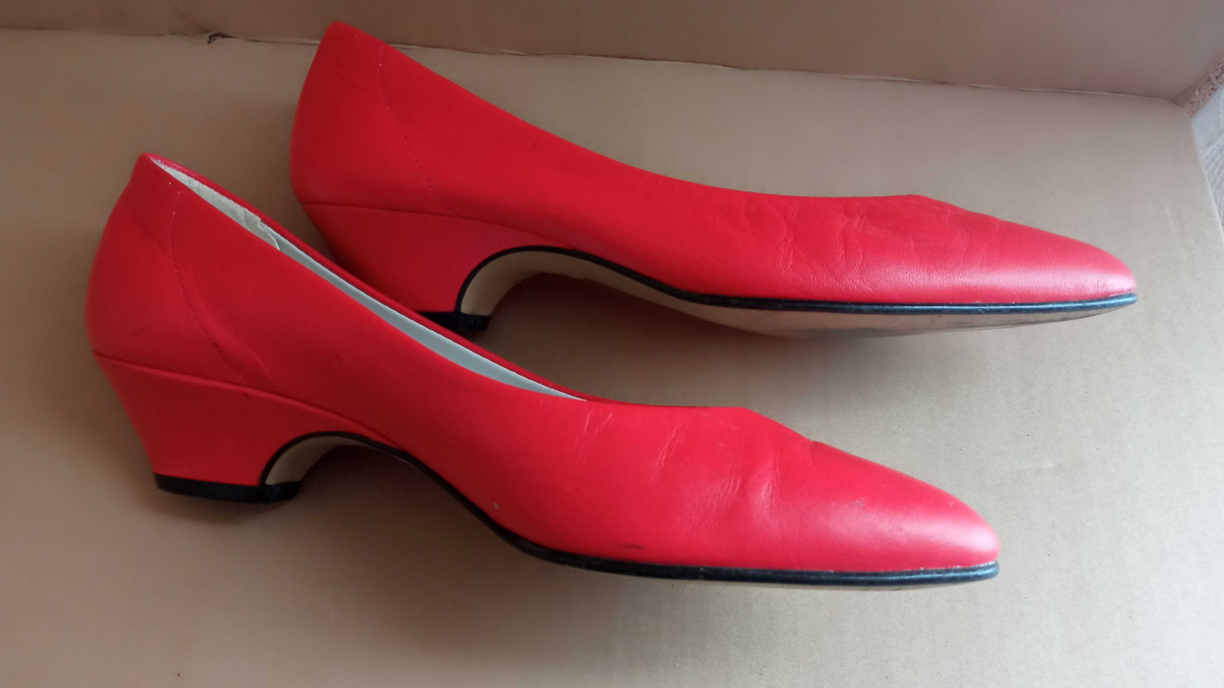 Жіночі шкіряні туфлі-лодочки червоні, 39 р., Італія.