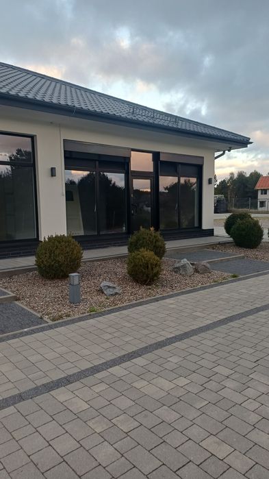 Lokal hanlowo-usługowy .