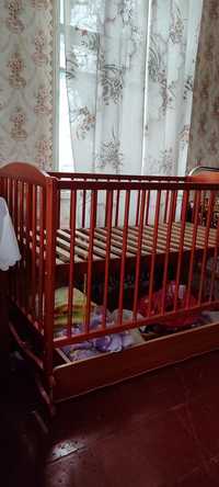 дитяче ліжко з матрасом з системою заколисування