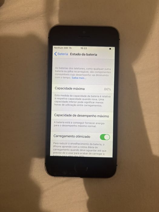 Iphone SE cinzento e preto