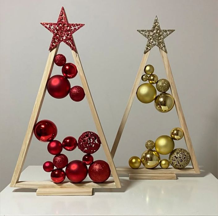 Drewniane choinki świąteczne z bombkami