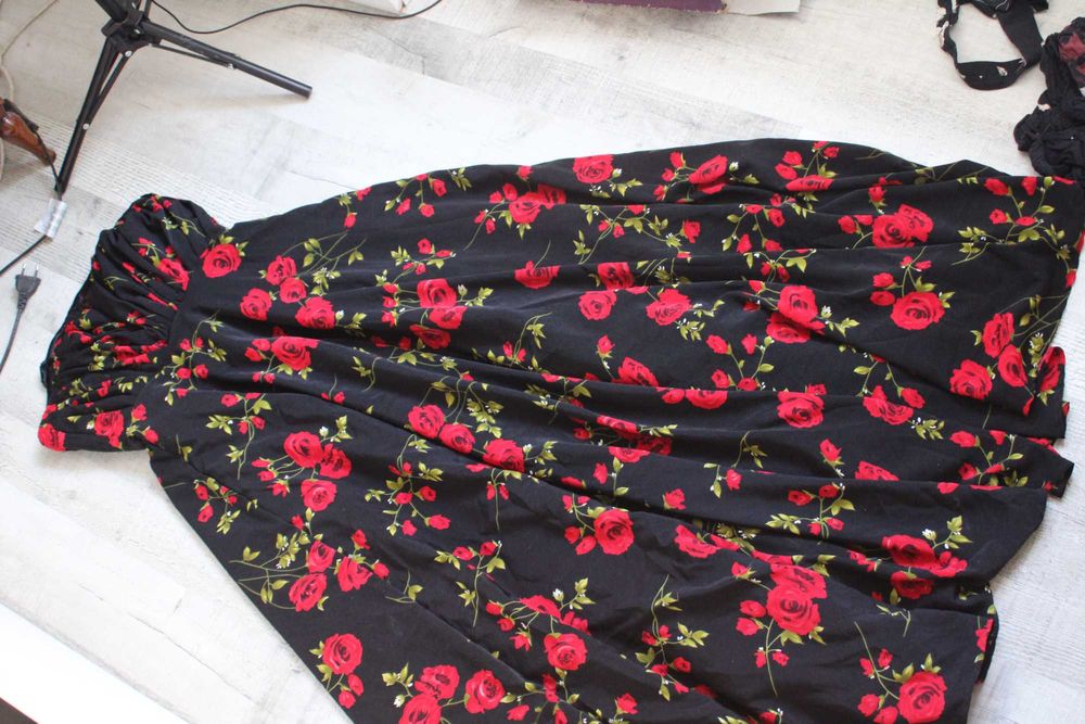 Vestido de cerimónia comprido, preto com flores