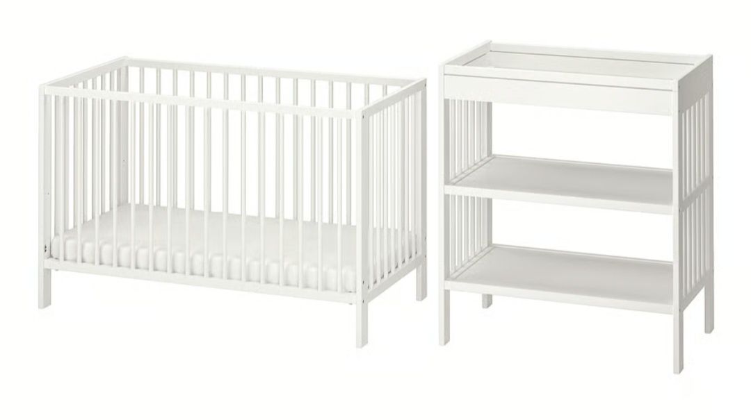 Cama de bebé e trocador de fraldas
