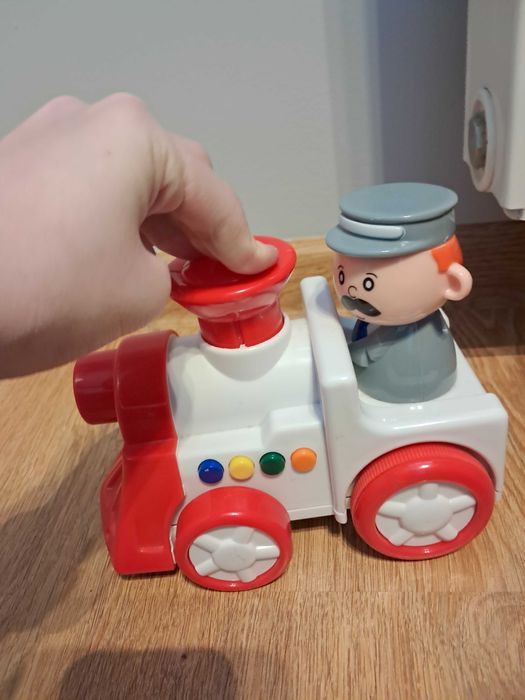 Ciuchcia grająca i świecącą