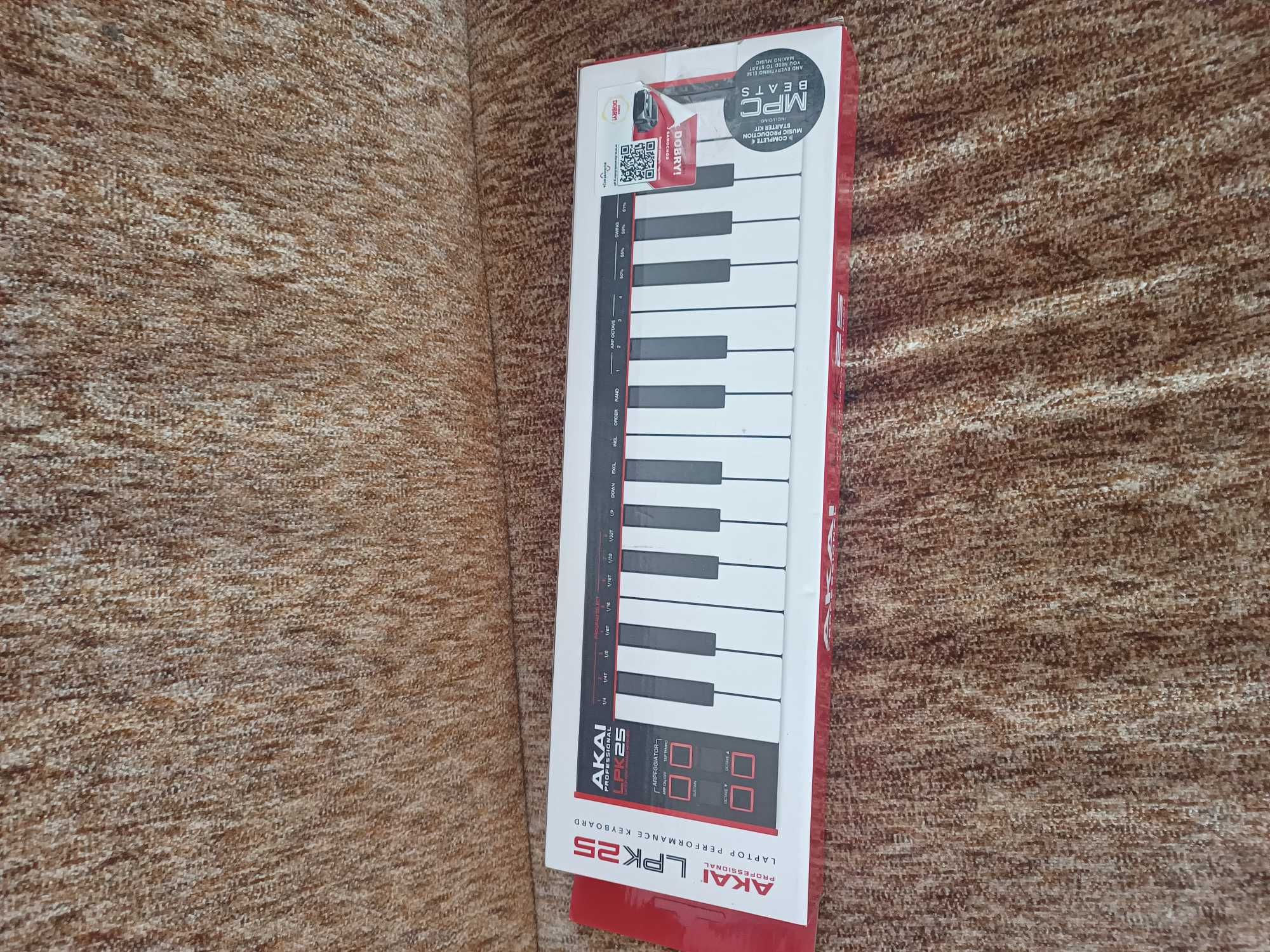 AKAI LPK25. Midi keyboard. Laptop performance keyboard.