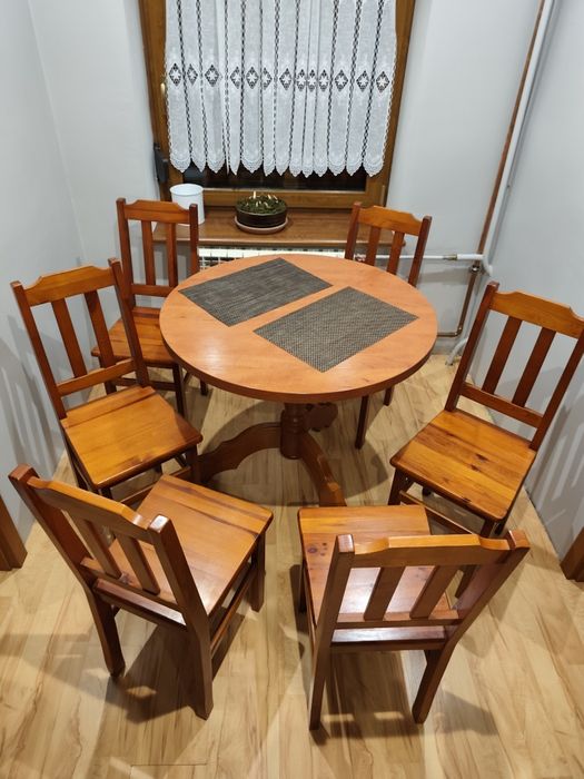 Stół i krzesła drewniane