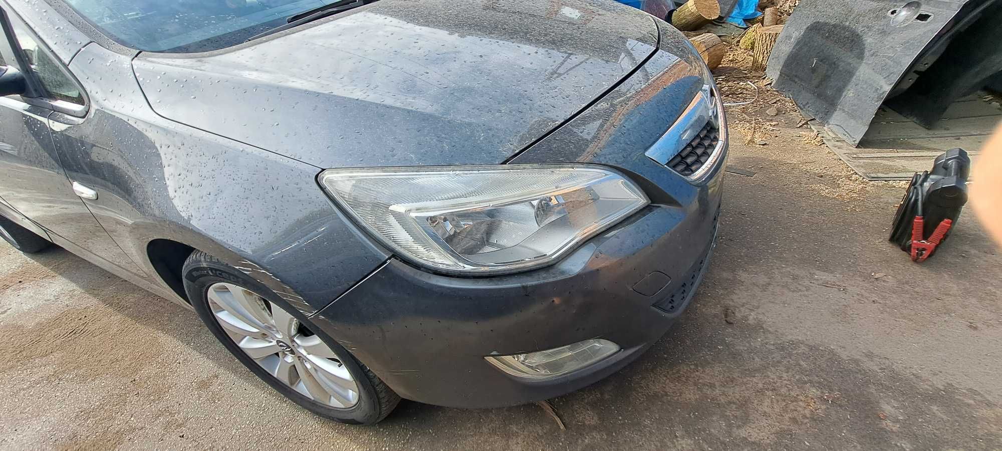 Lampa prawa przód Opel Astra J