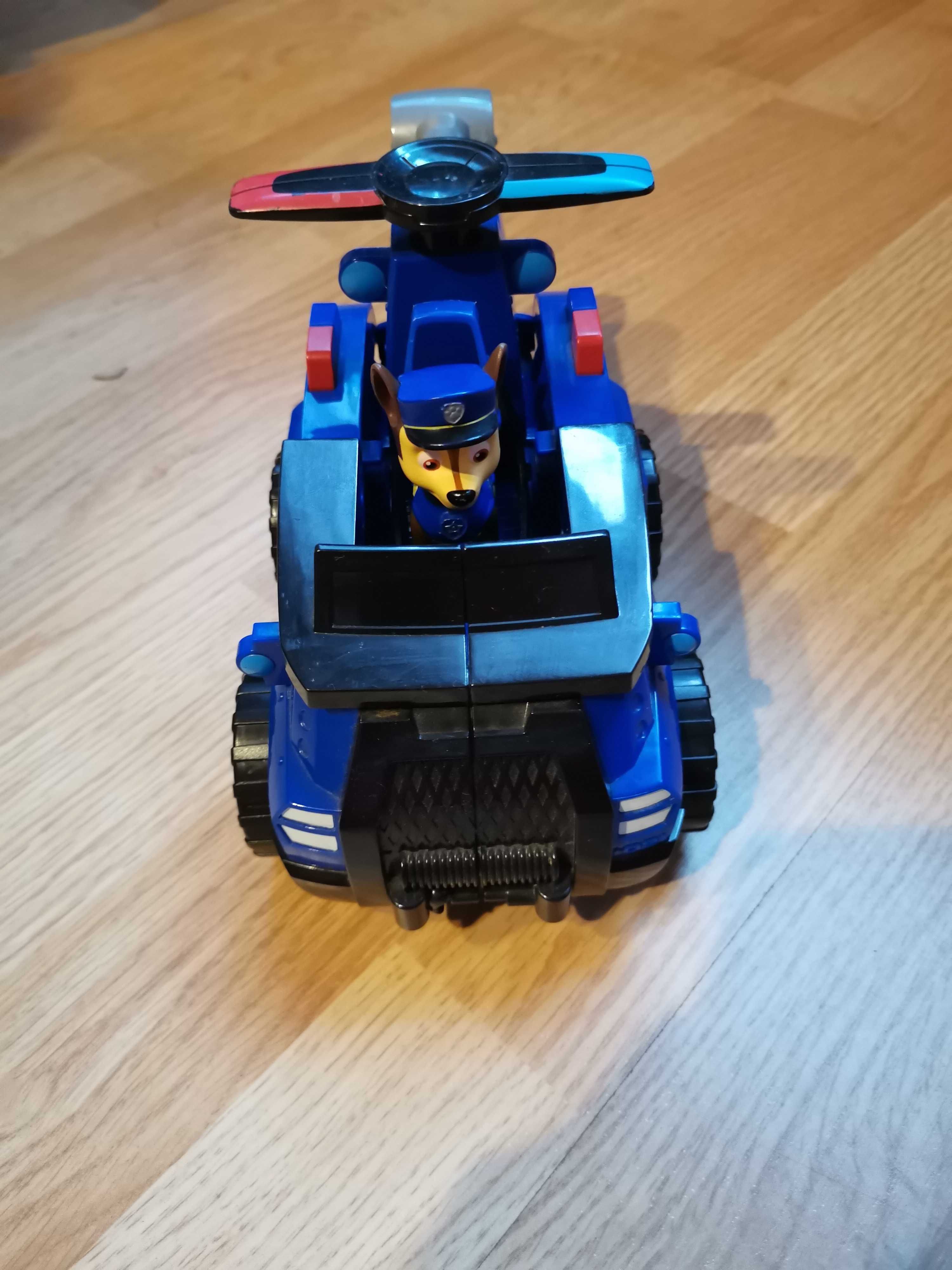 Cheis z Psiego patrolu z autkiem
