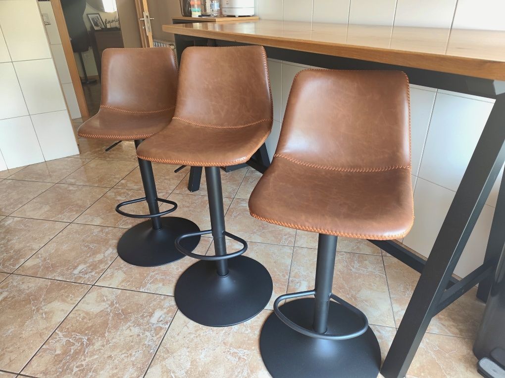 Mesa e bancos estilo Bar
