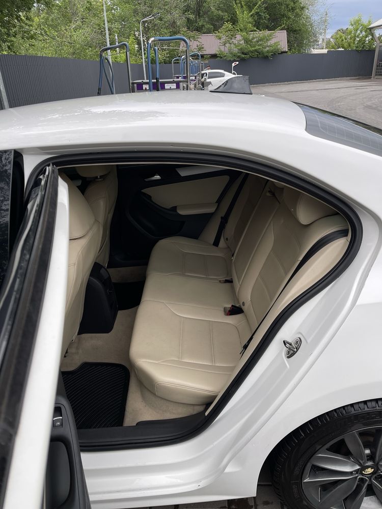 Volkswagen jetta 2,5 л 2012 год