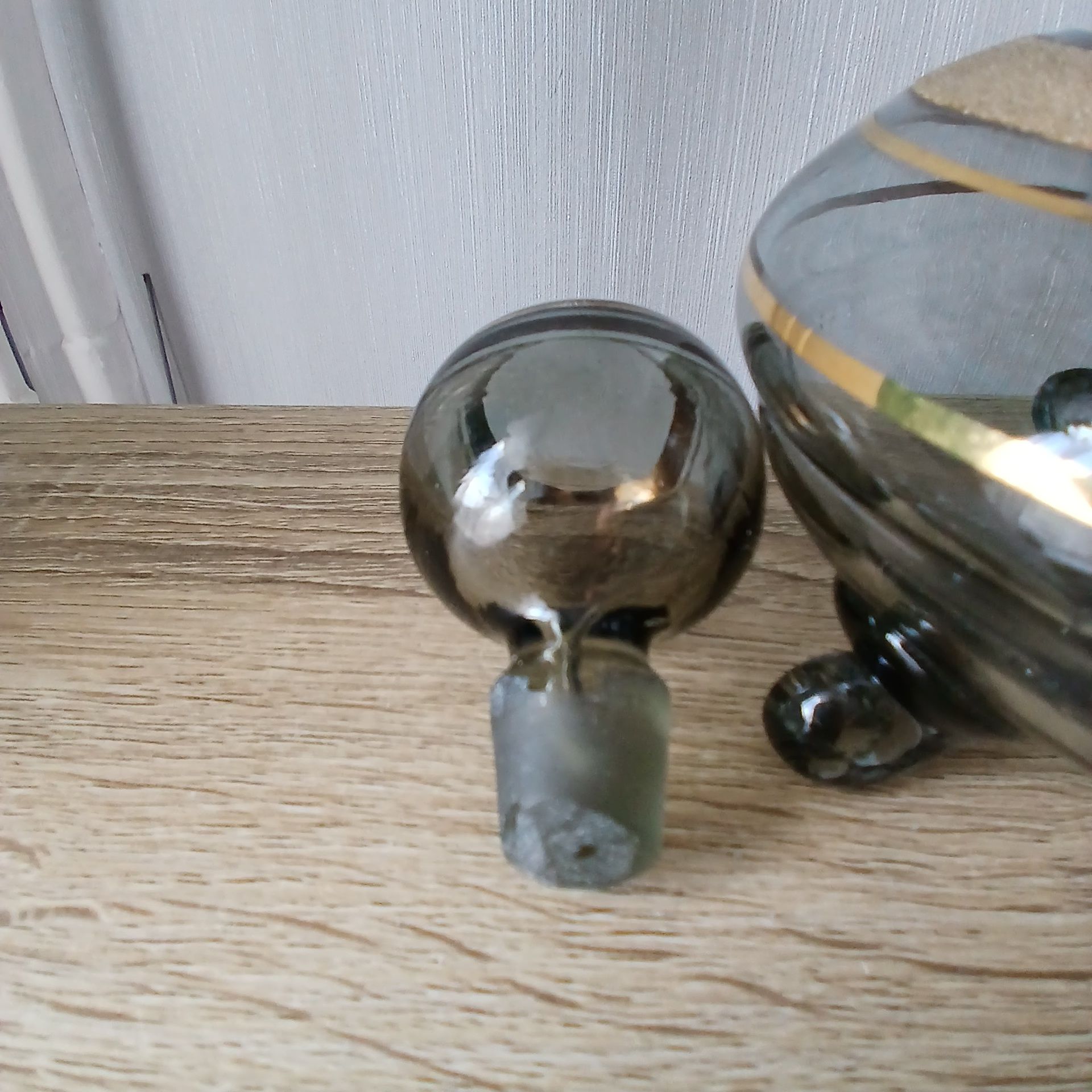 Mała karafka ze szkła dymionego, szaro-złoty, styl Mid Century Vinta
