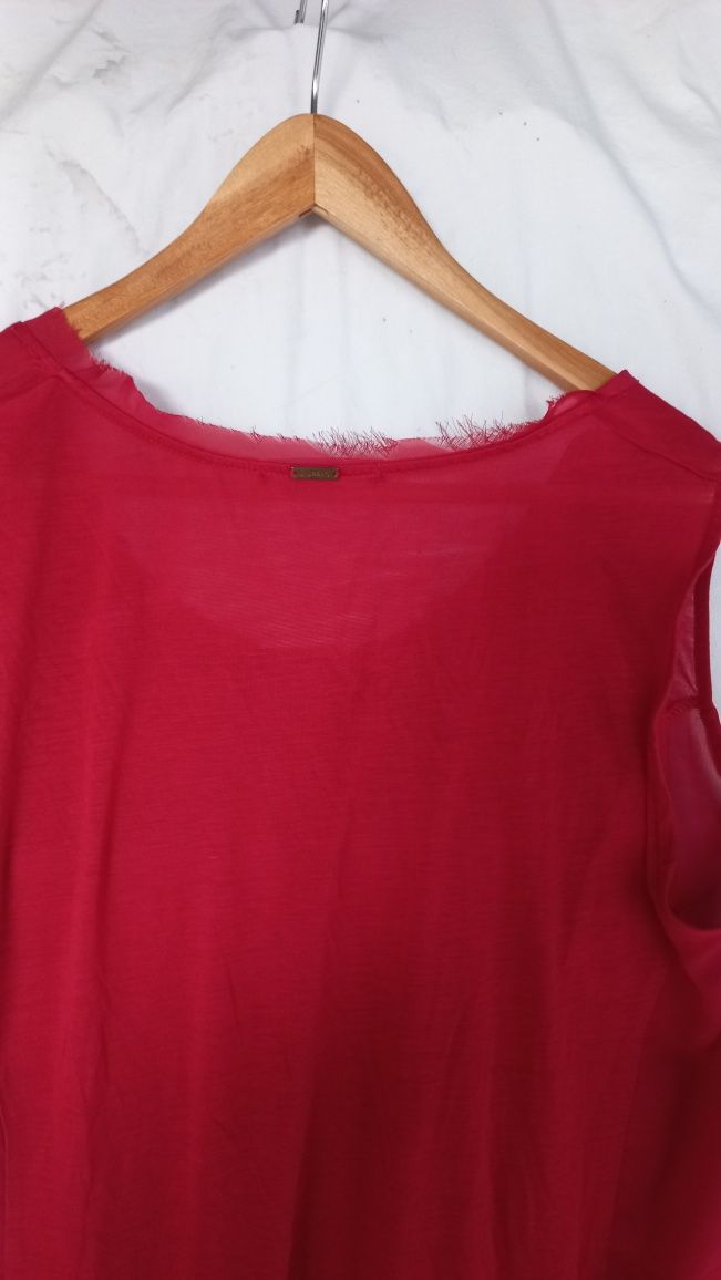 Top cavado vermelho com barra tecido transparente