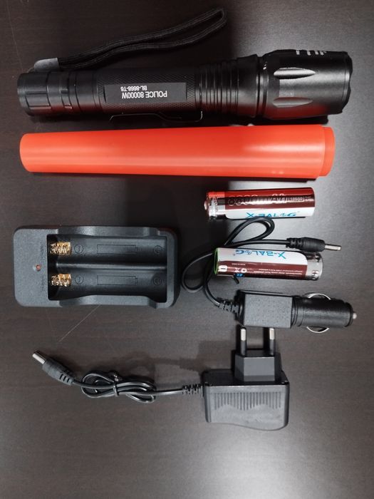 Lanterna de Mão Led 1600lm c/ Zoom