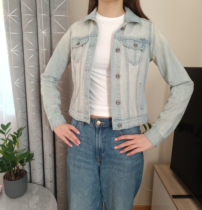 Jasno niebieska kurtka dżinsowa