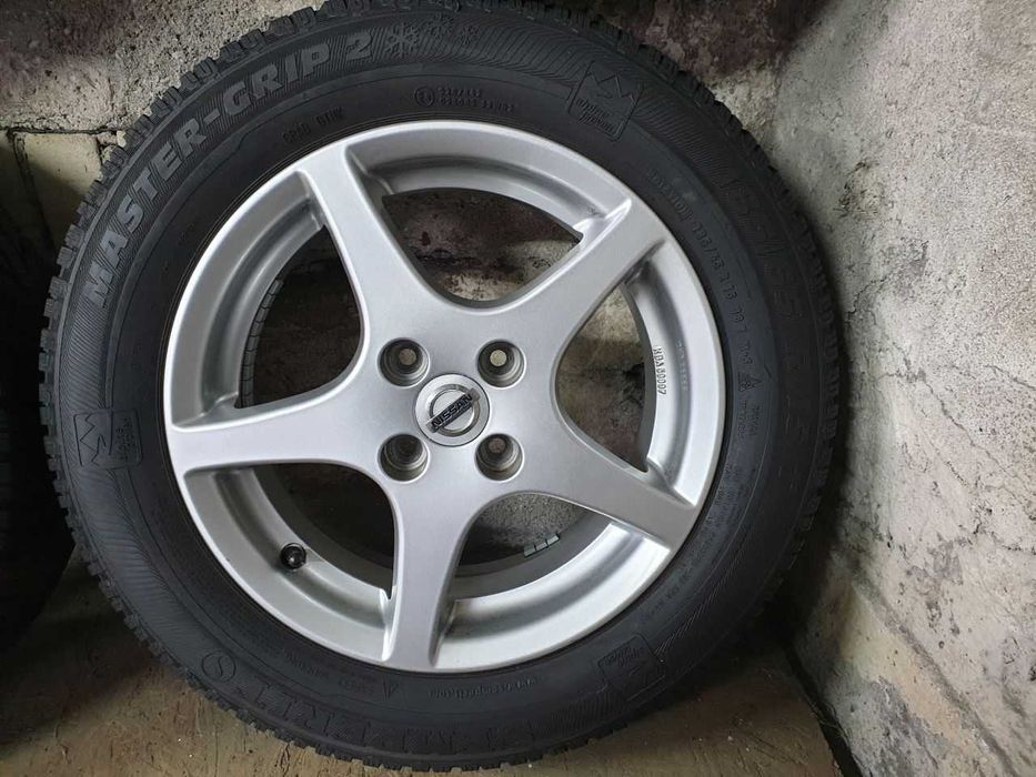 Felgi alu Nissan R15 4x100 opony zimowe 185/65R15 5,8mm Semperit