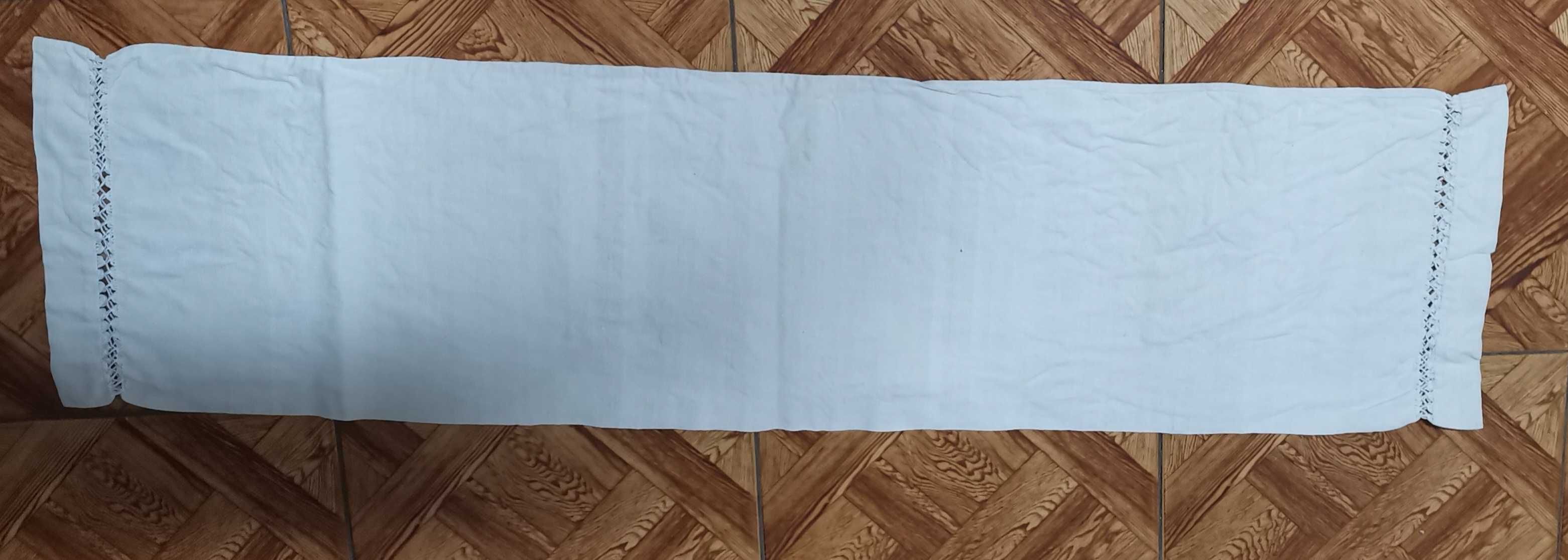 Toalha e outras peças em linho. Também mantas em burel.