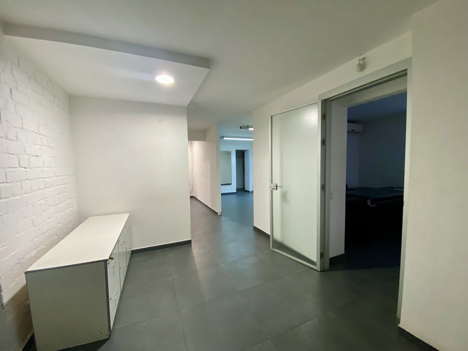 Офіс біля парку Шевченко. Окремий вхід. Парковка.