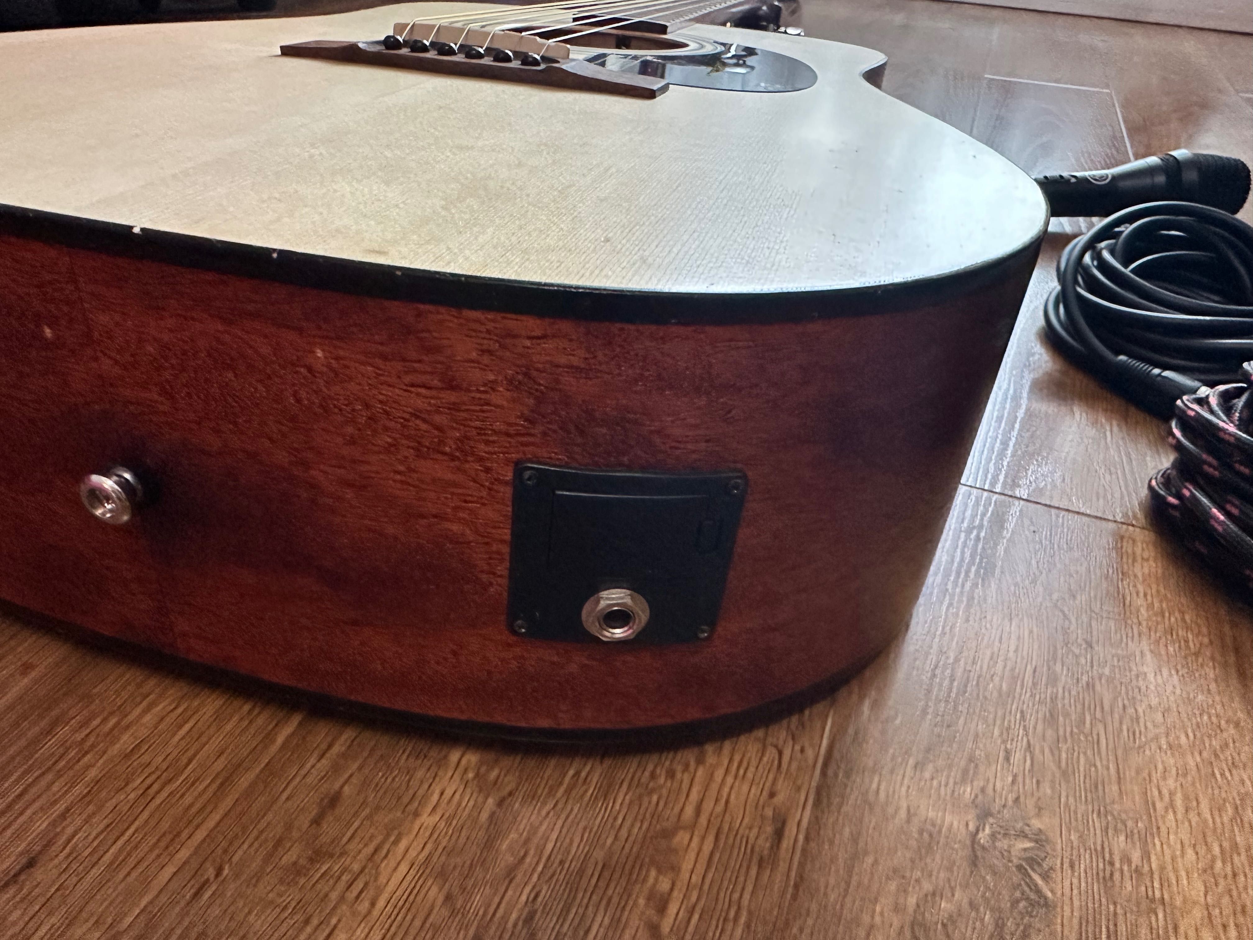 Sprzedaję zestaw: gitara elektroakustyczna, wzmacniacz i mikrofon.