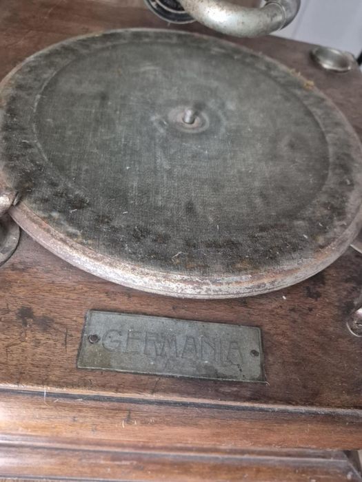 Gramofon retro "Germania" – sprawny mechanizm, do renowacji!