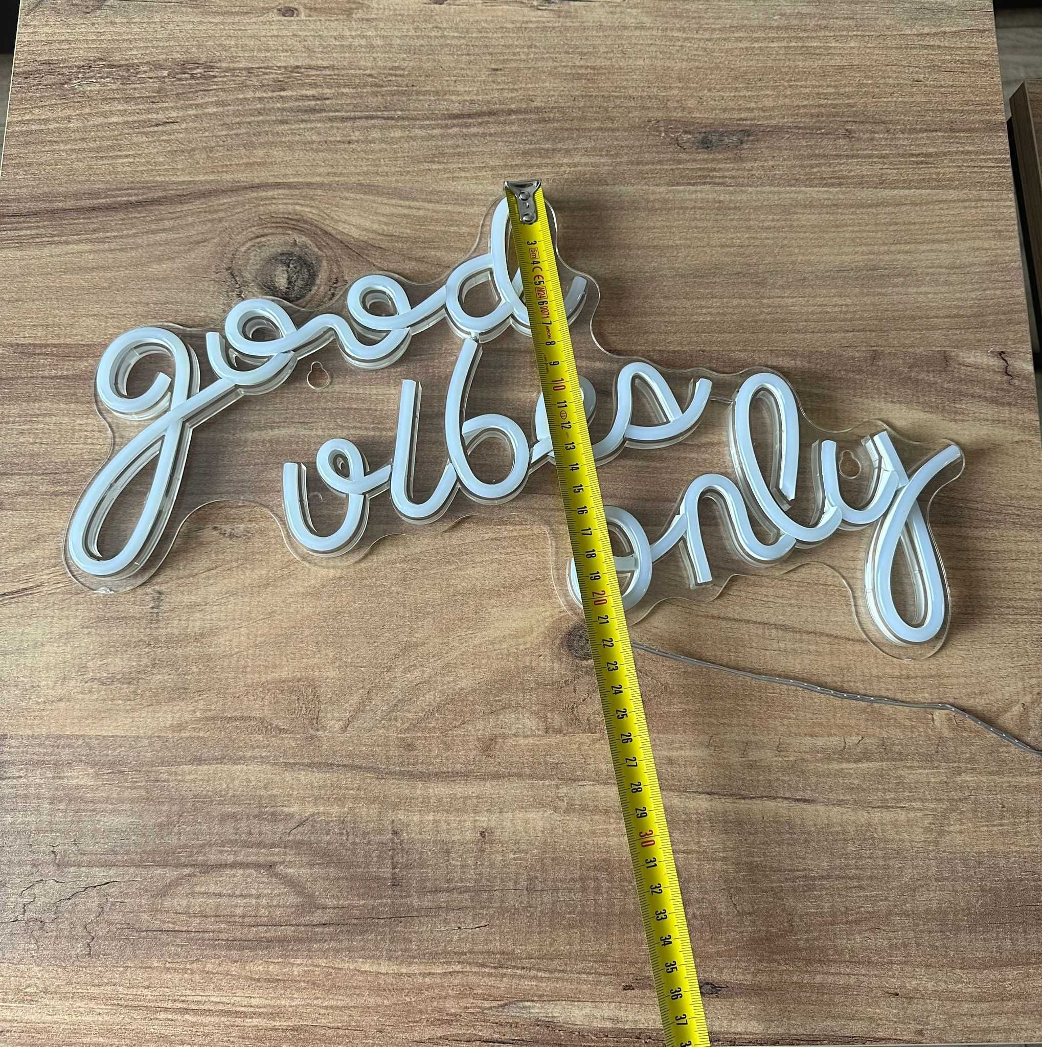 Neon LED do dekoracji  Good Vibes – ciepłe białe światło