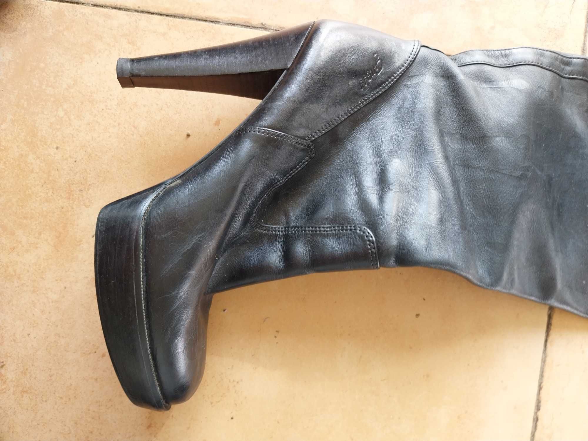 Botas pretas da Gess tamanho verdadeiro