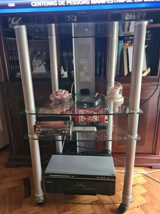 Mesa em vidro,para suporte de televisão.