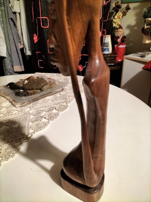 Estátua em madeira, assinada