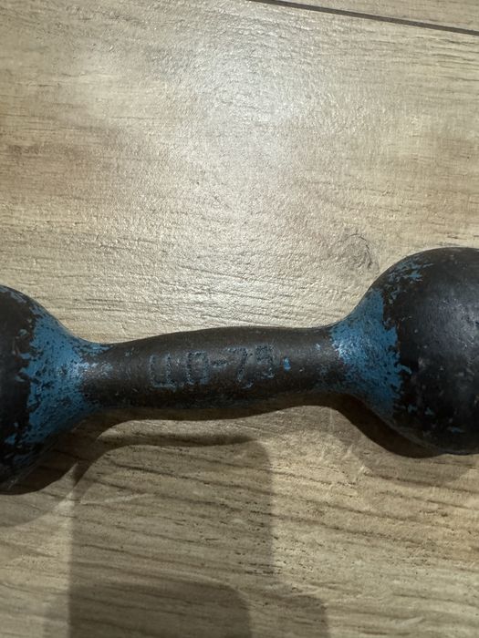 Одна б/в гантеля 4 кг в гарному стані