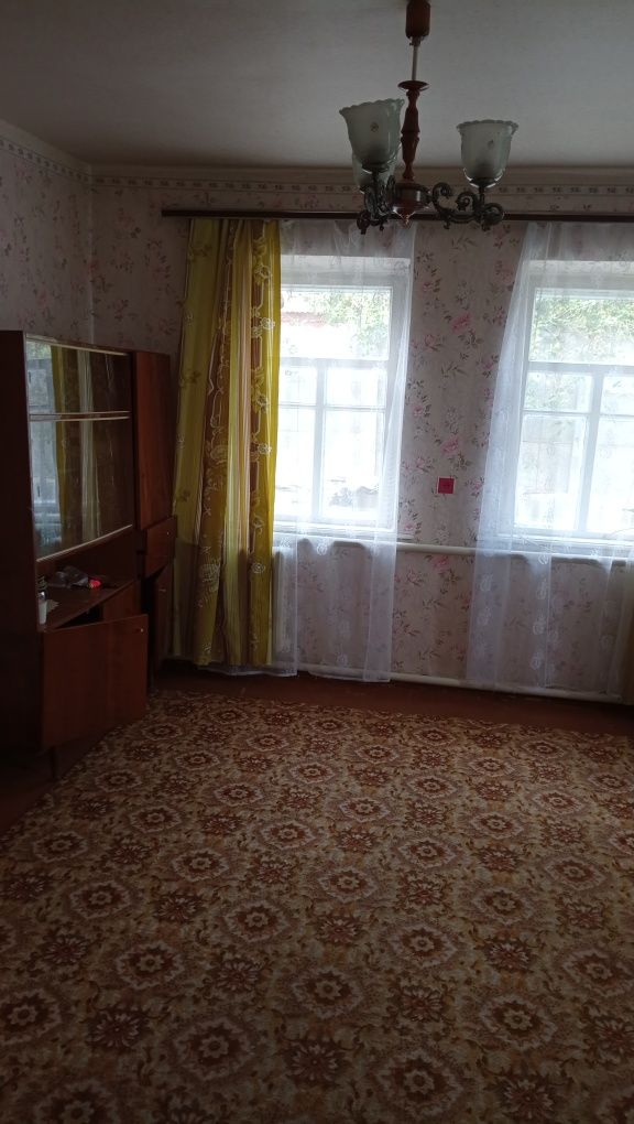 Продам  1/2 будинку.(Вулиця М. Грушевського. Стара назва Чекістів)