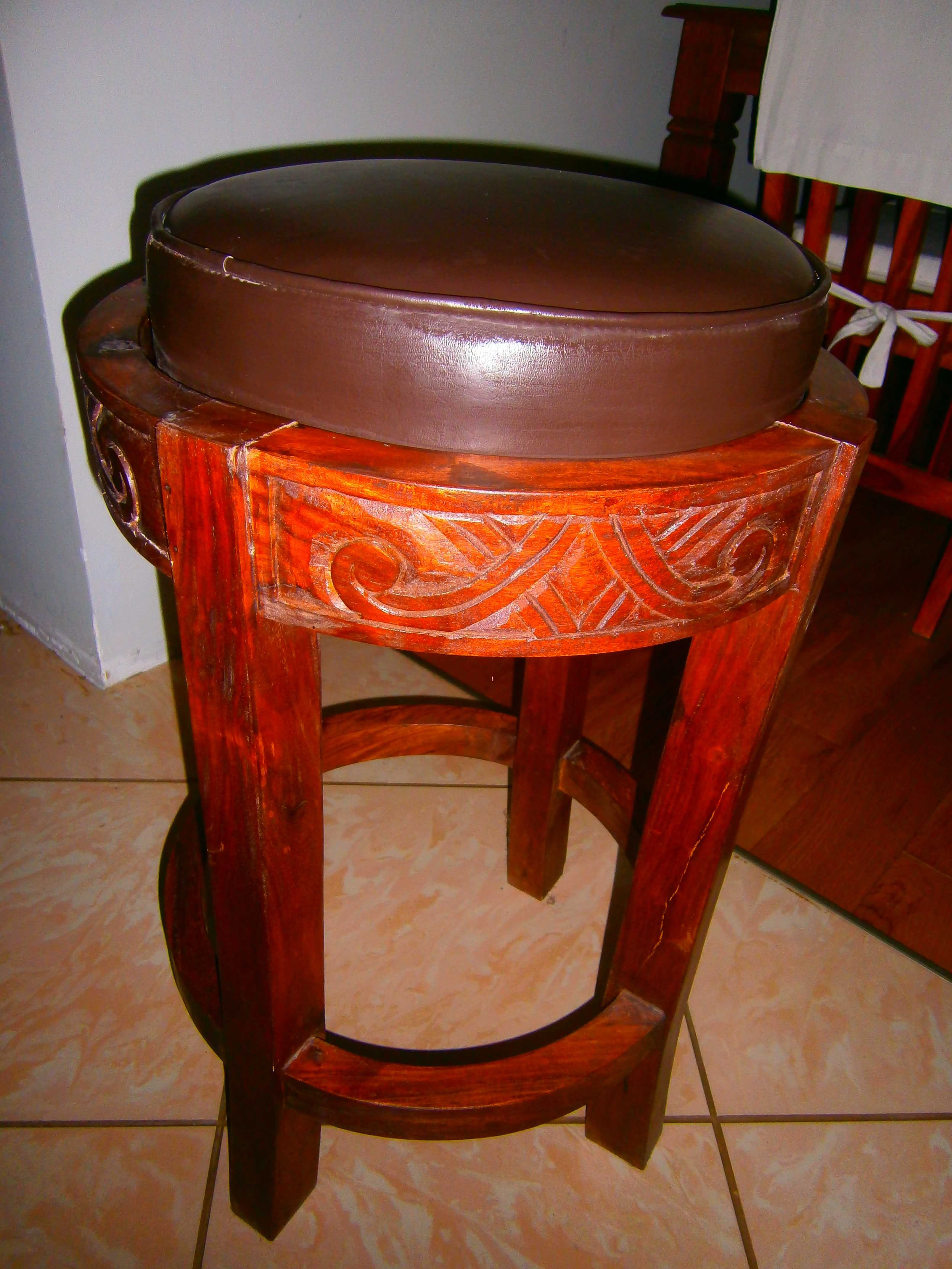 Taboret z drzewa palisandru. Rzeźbiony