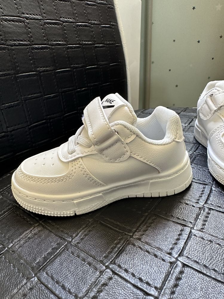 Білі кросівки 21 розмір на весну (можна дівчинці або хлопичику)