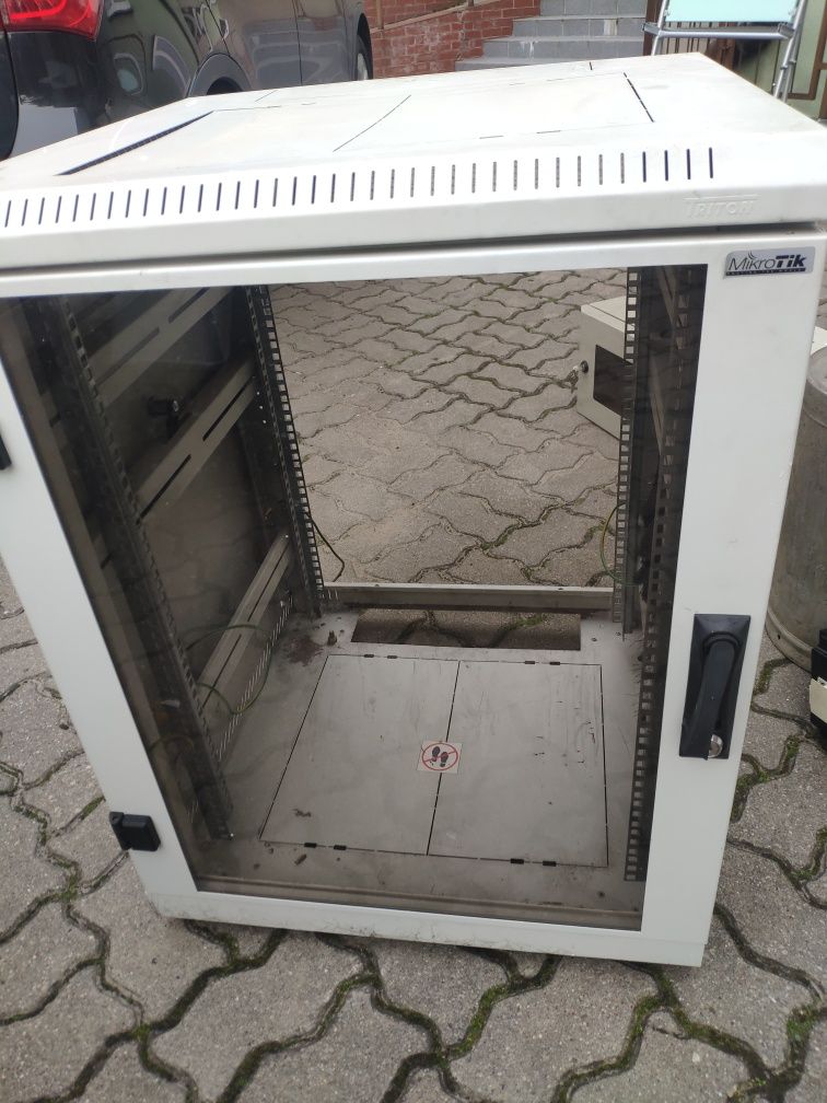 Dwie szafy elektryczne