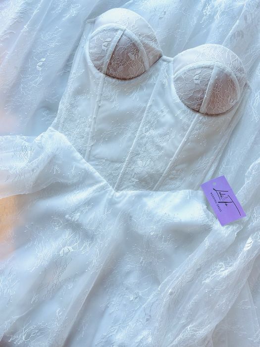 Nowiutka, wyjątkowa suknia ślubna z ekskluzywnej francuskiej koronki