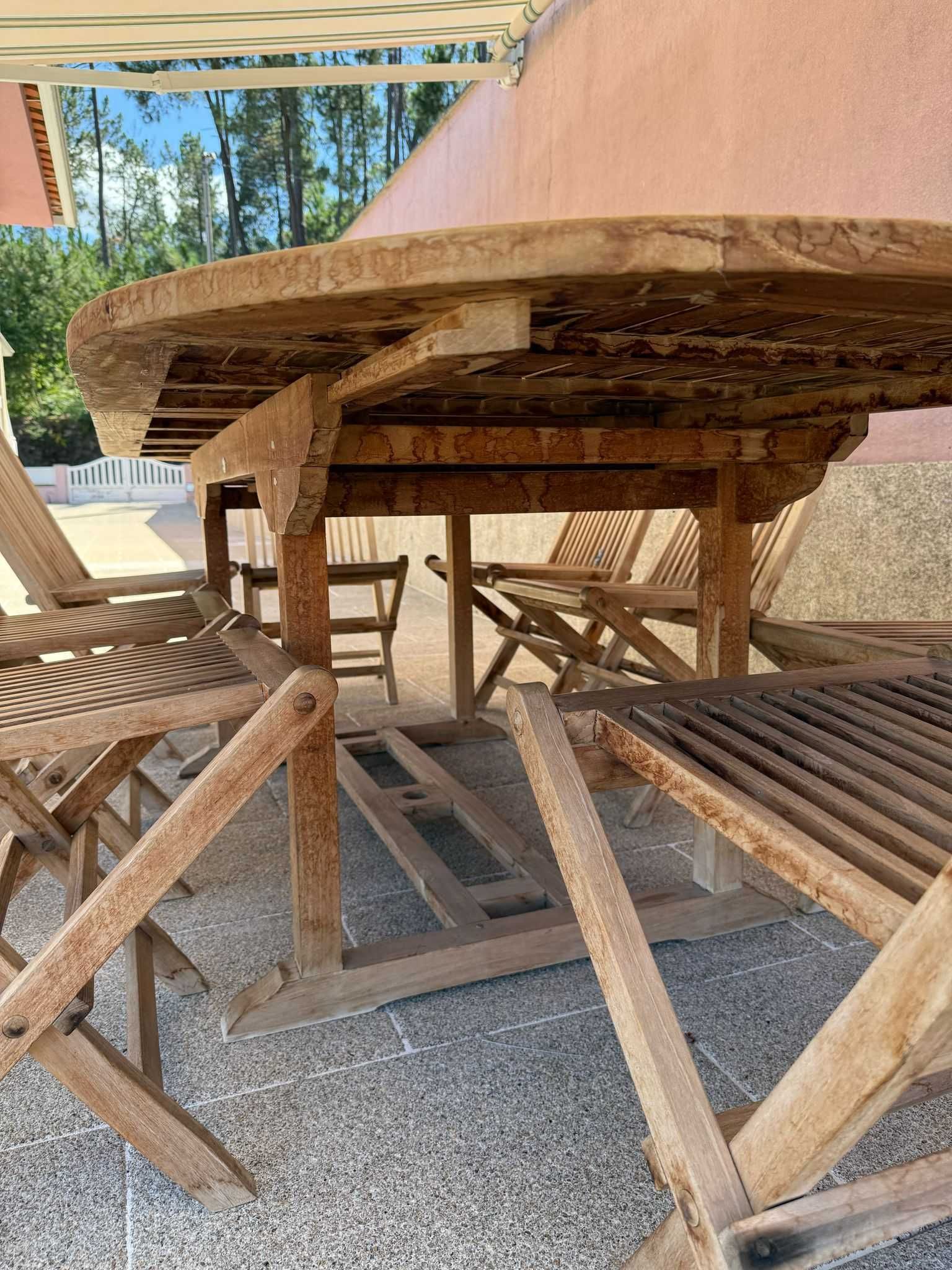 Mesa de jardim em madeira mociça
