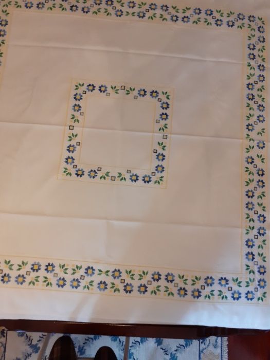 Toalha de mesa bordada