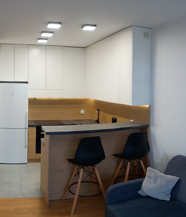 WYNAJEM. Kawalerka, 2 pokoje z klimatyzacją, balkonem,garażem.