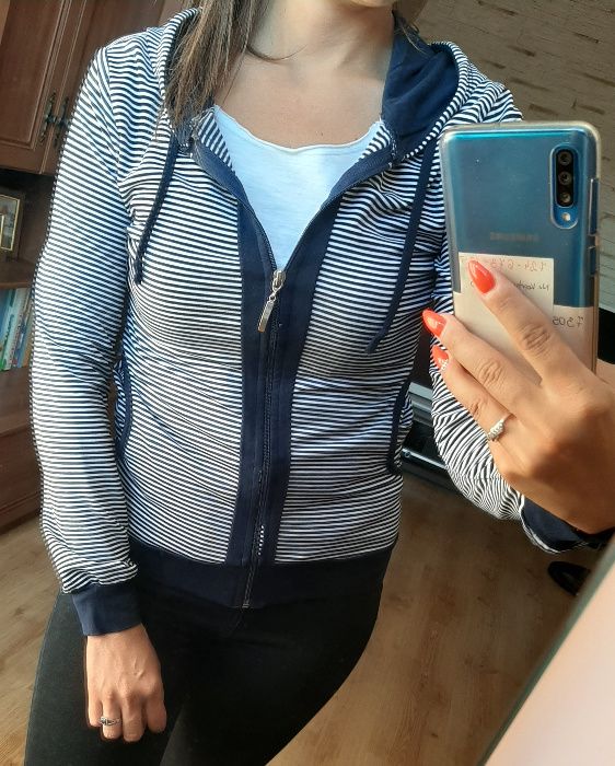Bluza w biało-granatowe paski, zapinana na zamek.