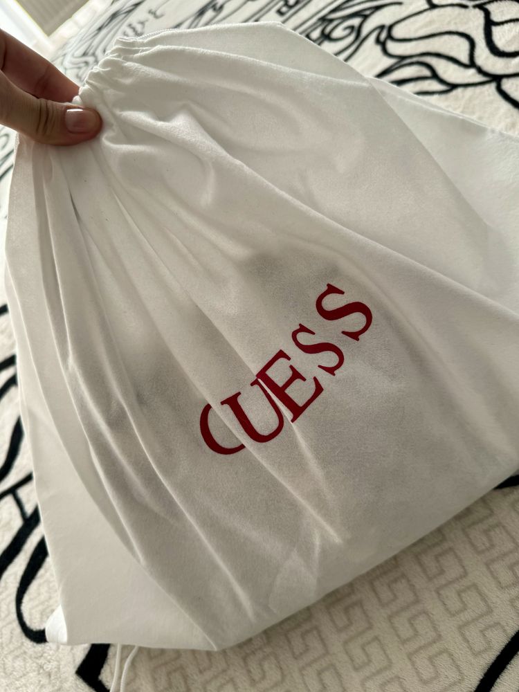 Продкм сумочку Guess