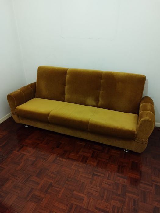 Sofá de veludo em tom dourado