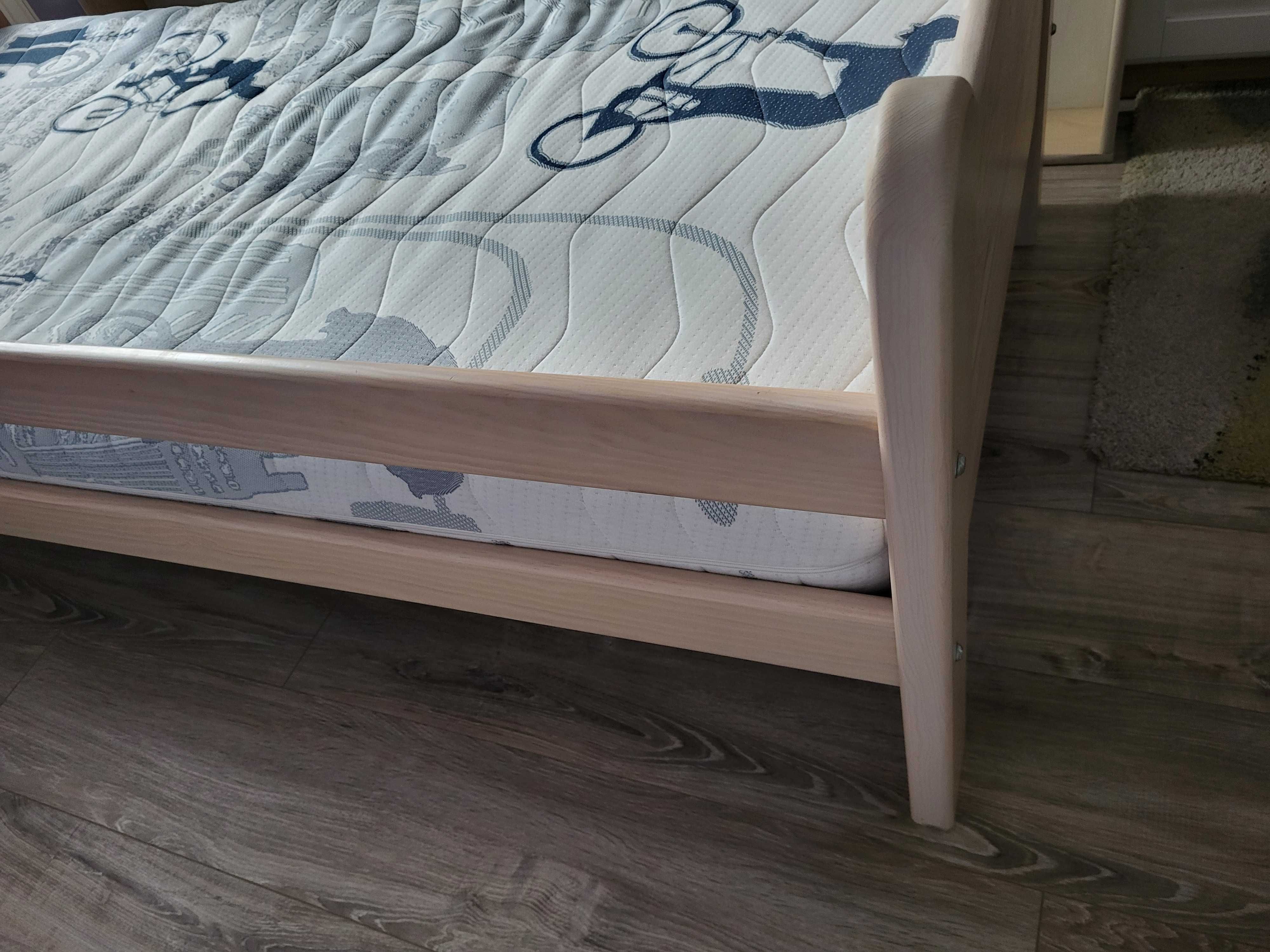 Drewniane łóżko z pojemnikami i z materacem