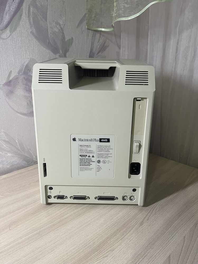 Apple Macintosh Plus 1989 року (ретро комп’ютер)