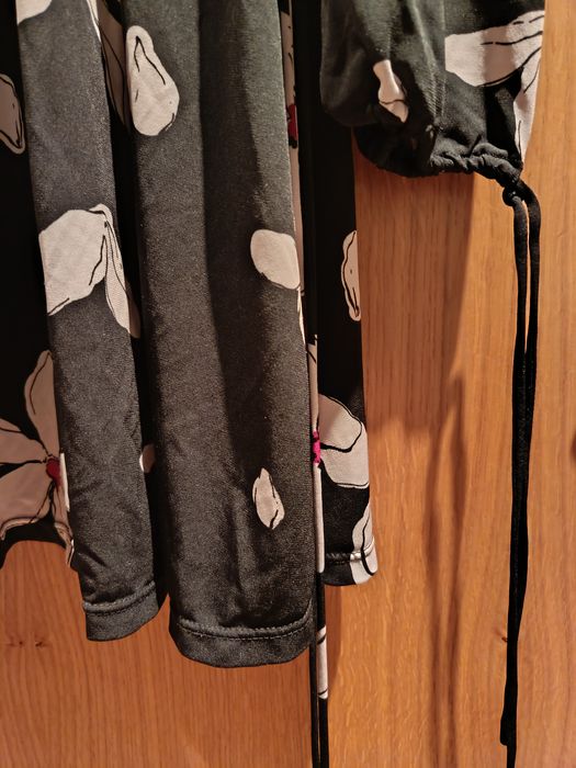 Vestido floral com decote em V