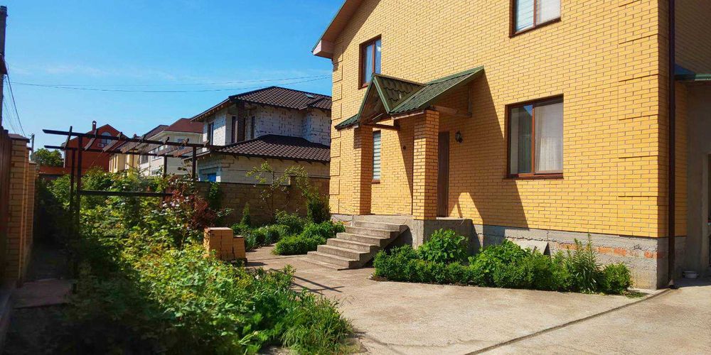 Продам дом в Червоном хуторе из красного кирпича.
