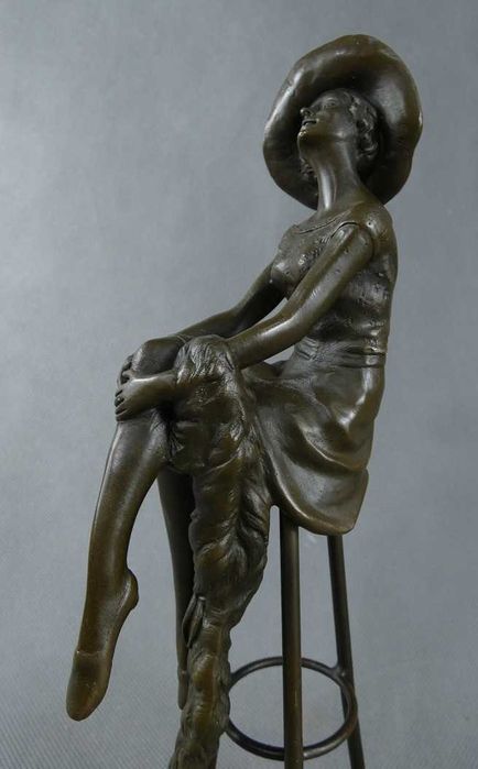 Dama Kobieta siedząca na krześle BRĄZ figura RZEŹBA sygnowana 27cm