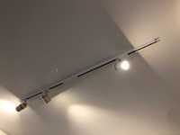 Calha de iluminação tipo galeria com 3 projetores