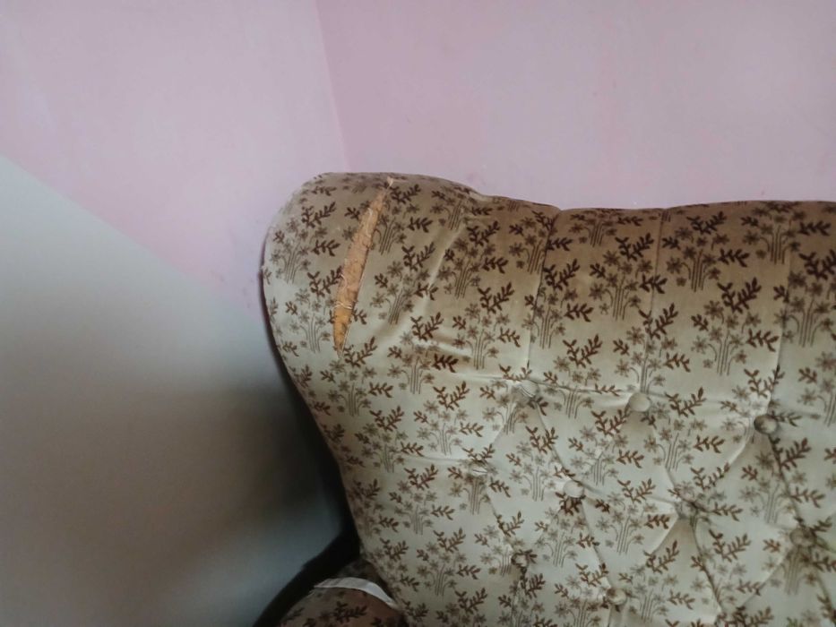 Диван. Розкладний, але в розкладеному вигляді чпати незручно