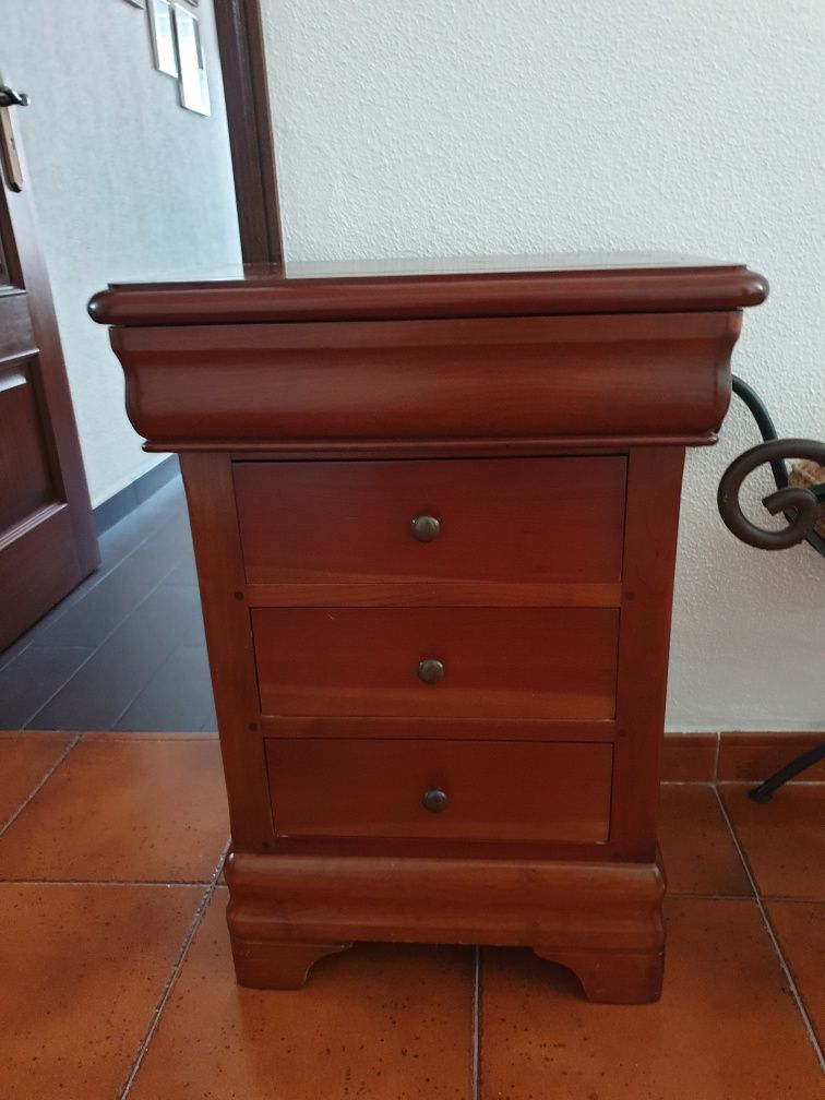 Mesa de cabeceira cerejeira