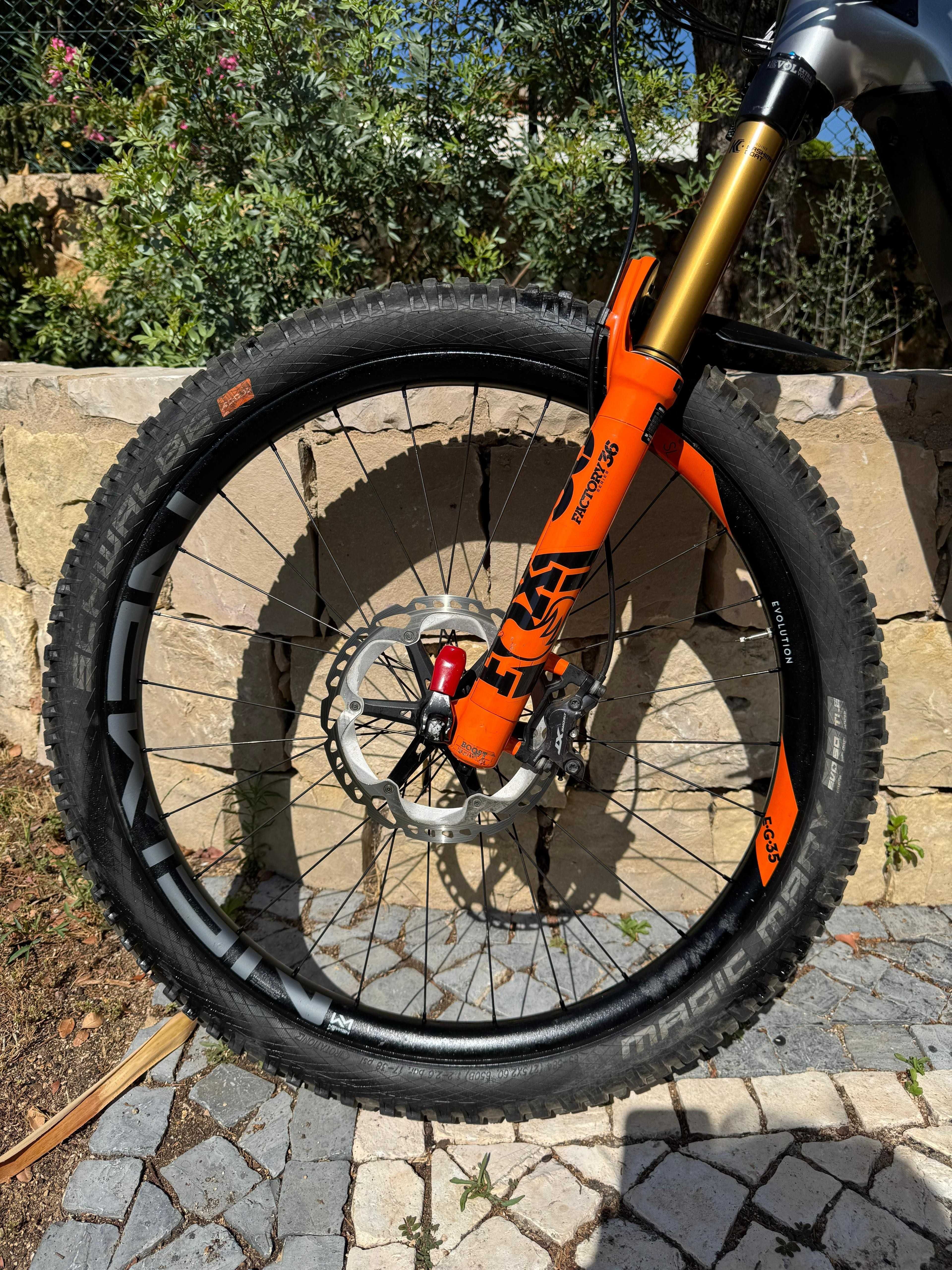 Bicicleta CUBE Stereo HYB - em excelente estado e com pouco uso